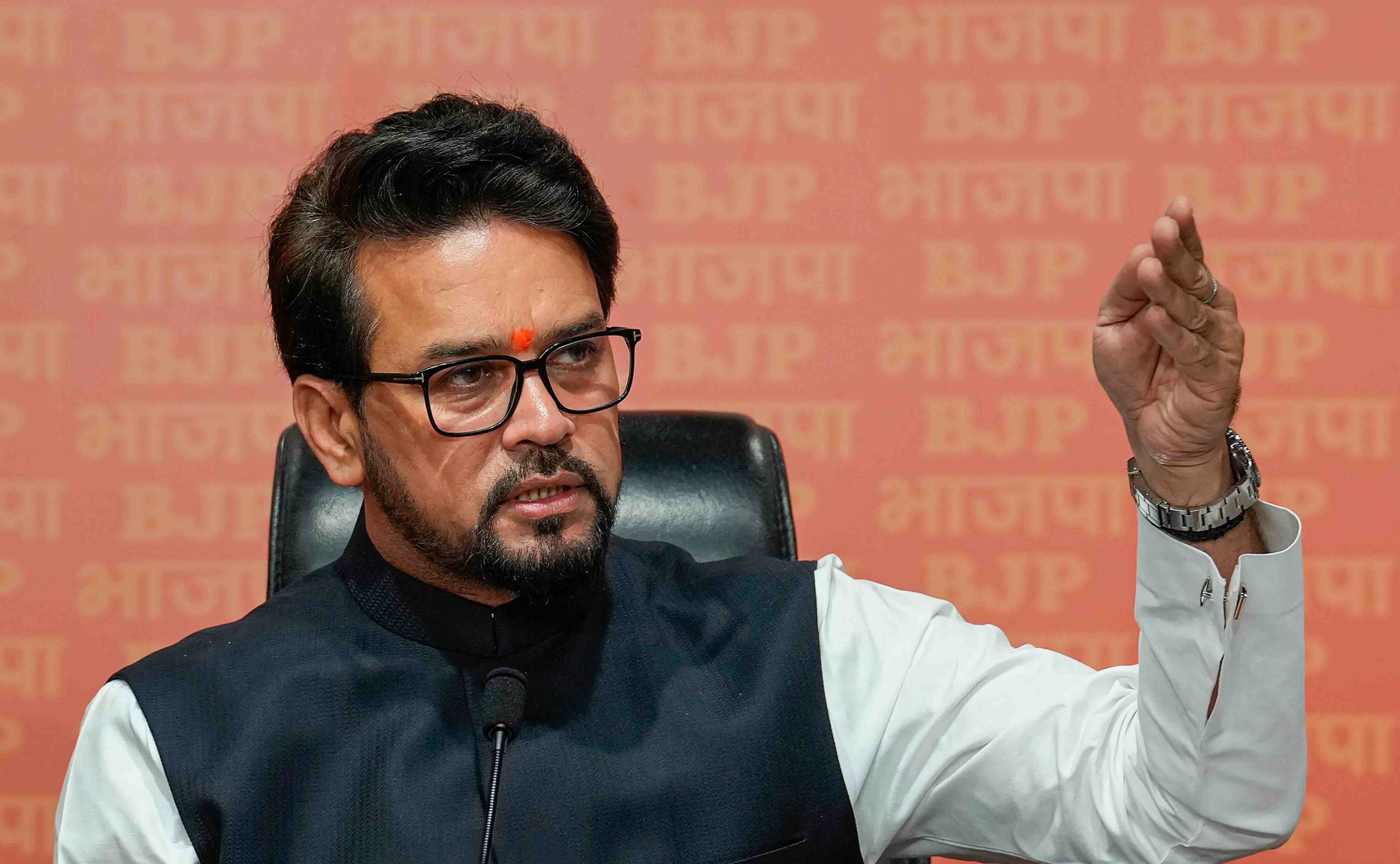 ‘वोट चोरी’ के आरोपों पर अनुराग ठाकुर का राहुल गांधी पर पलटवार, वायनाड, रायबरेली, बंगाल का उदाहरण देकर घेरा