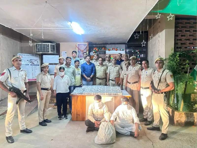 दिल्ली में पकड़ा गया फर्जी CBI गैंग , 1.25 करोड़ कैश बरामद ; NGO डायरेक्टर समेत 3 अरेस्ट