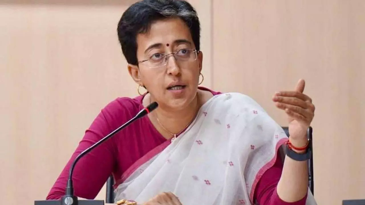 CAG रिपोर्ट पर आतिशी ने BJP पर साधा निशाना, कहा- केंद्र सरकार के सौतेले व्यवहार से दिल्ली को हुआ राजस्व घाटा