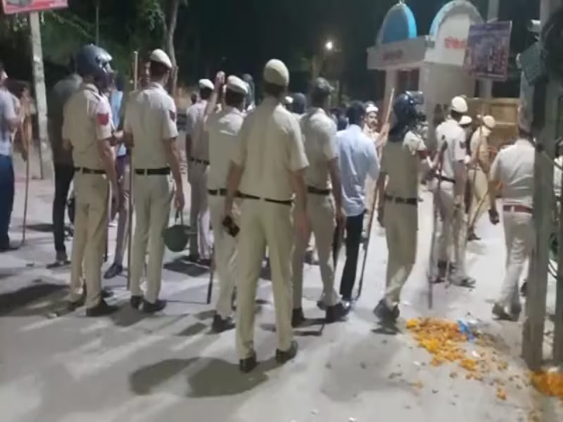दिल्ली में शराब माफिया ने पुलिस की स्पेशल स्टाफ टीम पर किया हमला, कई पुलिसकर्मी घायल