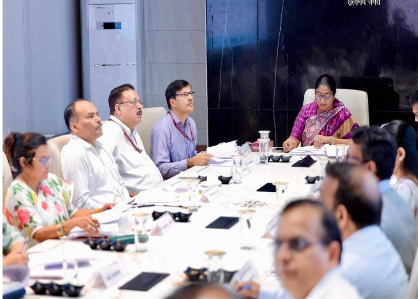 CM रेखा गुप्ता का अधिकारियों को सख्त निर्देश; दिल्ली में विकास कार्यों में तेजी लाएं, लापरवाही बर्दाश्त नहीं