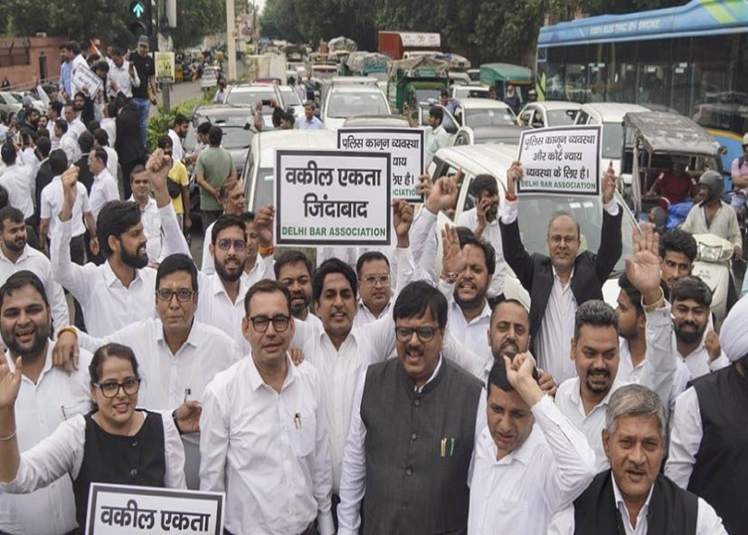 दिल्ली में आज भी रहेगी वकीलों की हड़ताल; न्यायालय परिसरों के बाहर प्रदर्शन का ऐलान