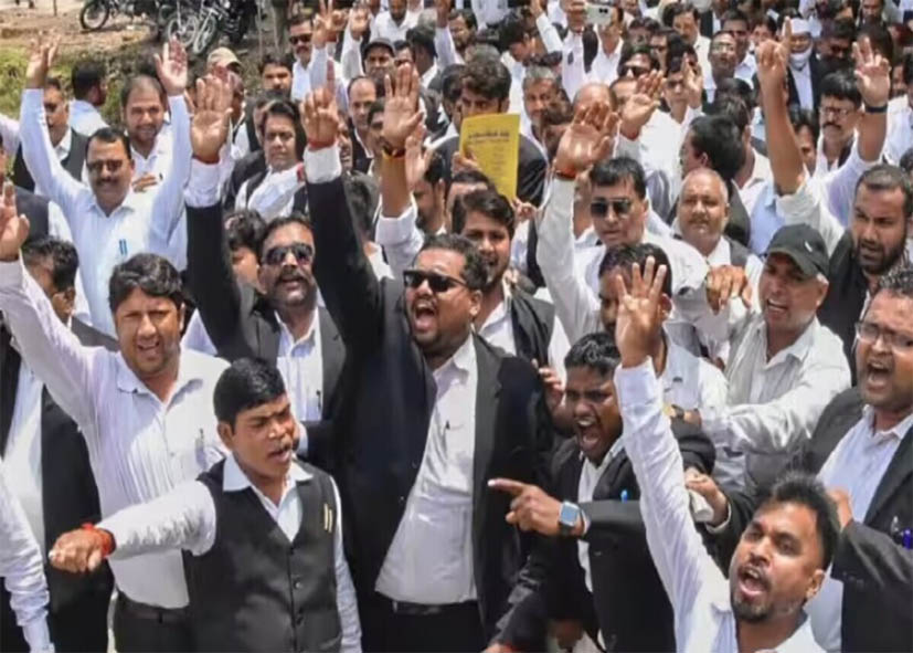 एलजी के नोटिफिकेशन के खिलाफ वकीलों की हड़ताल जारी, दिल्ली HC में याचिका दाखिल