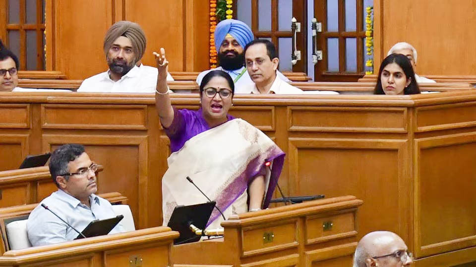 दिल्ली में झुग्गीवासियों के लिए CM रेखा गुप्ता का नया ऐलान, कहा- सिर्फ पक्का मकान नहीं, अब इन लोगों के लिए…