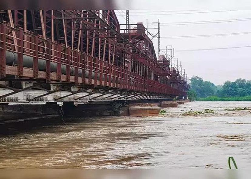 खतरे के निशान से ऊपर बह रही यमुना, दिल्ली में बाढ़ का अलर्ट; इस इलाके में लगे राहत कैंप
