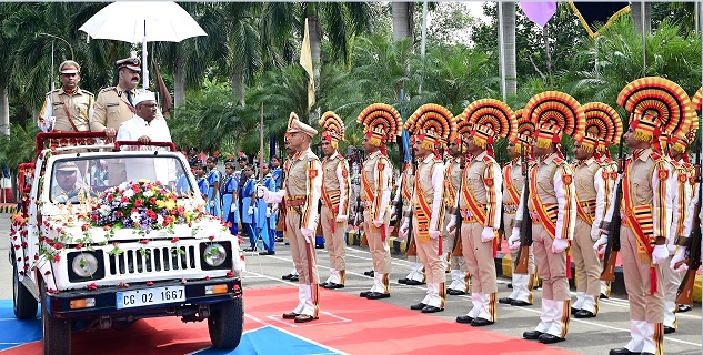 रेलवे GM ने किया ध्वजारोहण, राष्ट्र निर्माण में सभी के योगदान का आह्वान किया