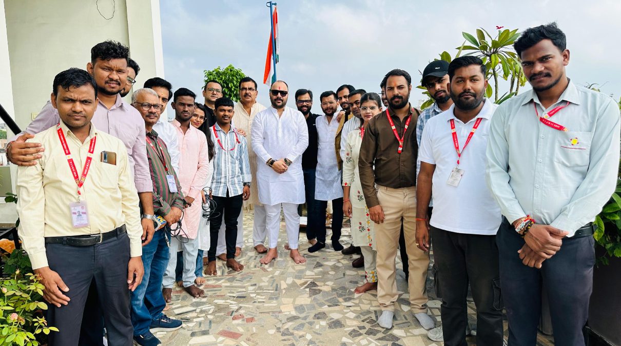 79वें स्वतंत्रता दिवस के मौके पर लल्लूराम डॉट कॉम कार्यालय में शान से हुआ ध्वजारोहण 