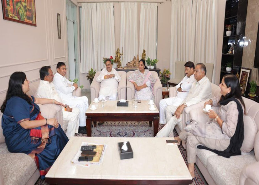 CM रेखा गुप्ता की हमले के बाद पहली तस्वीर, दिल्ली के सभी सांसदों के साथ चाय पर की बातचीत