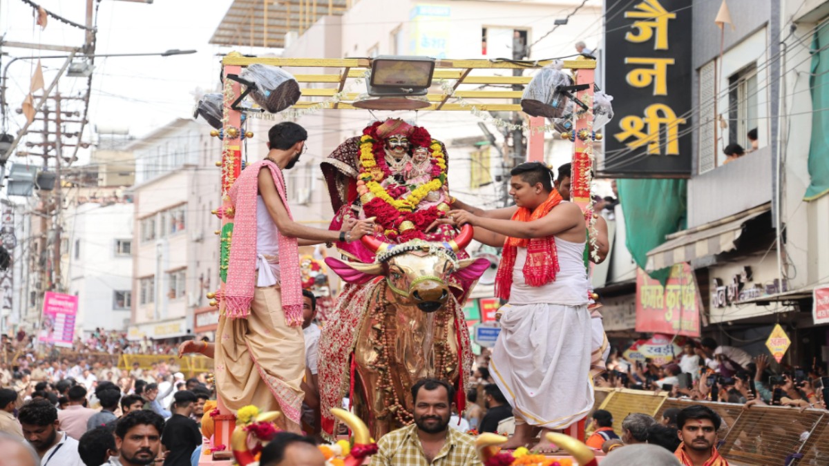 सावन के अंतिम सोमवार बाबा महाकाल की निकली भव्य सवारी: उमा-महेश स्वरूप में दिए दर्शन, उमड़ा भक्तों का सैलाब