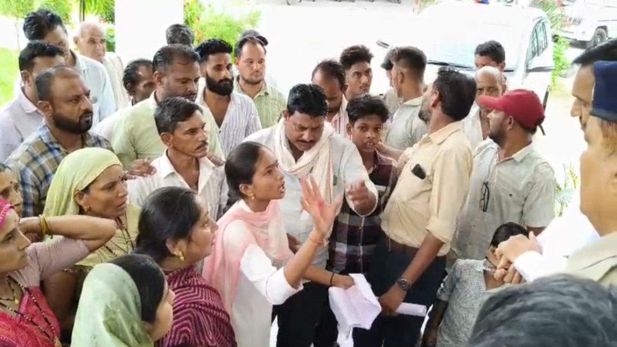 आत्महत्या से टूट गया परिवार: मृतक की बेटियां SP से बोलीं- पिता लंबे समय से अवसाद में थे, सुसाइड नोट में उप-सरपंच पर प्रताड़ना का आरोप  