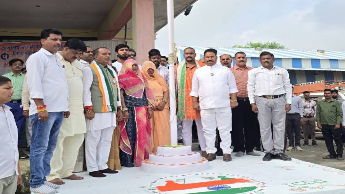तिरंगे का अपमान! BJP विधायक ने जूते पहनकर फहराया राष्ट्रीय ध्वज, सोशल मीडिया पर Video वायरल