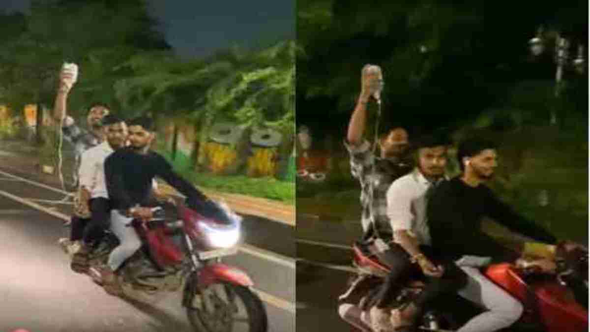 चलती बाइक पर ड्रिपः पीछे बैठा युवक पकड़ा हुआ है बोतल, चालक भी मुस्कुरा रहा, वीडियो वायरल