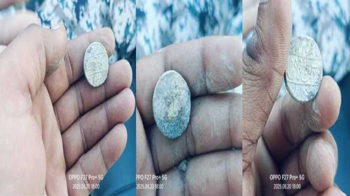 जमीन ने उगला सोनाः खुदाई में निकले दो दर्जन से अधिक सोने के सिक्के, लगी ग्रामीणों की भीड़
