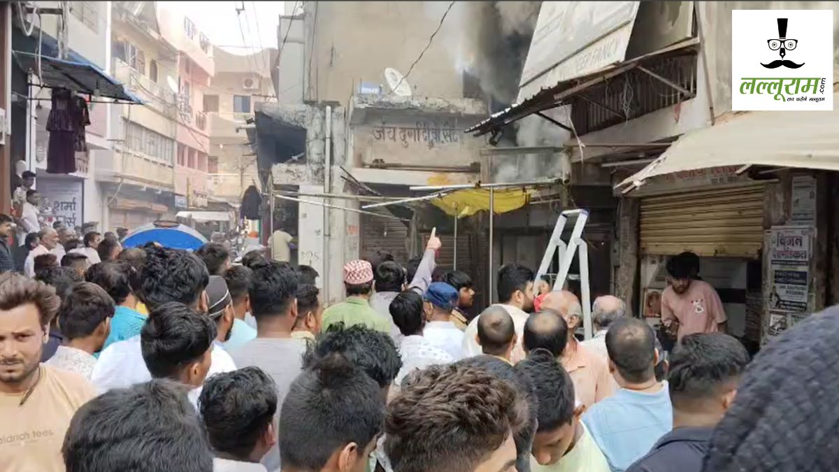 CG News : कपड़े दुकान में अचानक लगी आग, इलाके में मची अफरा-तफरी