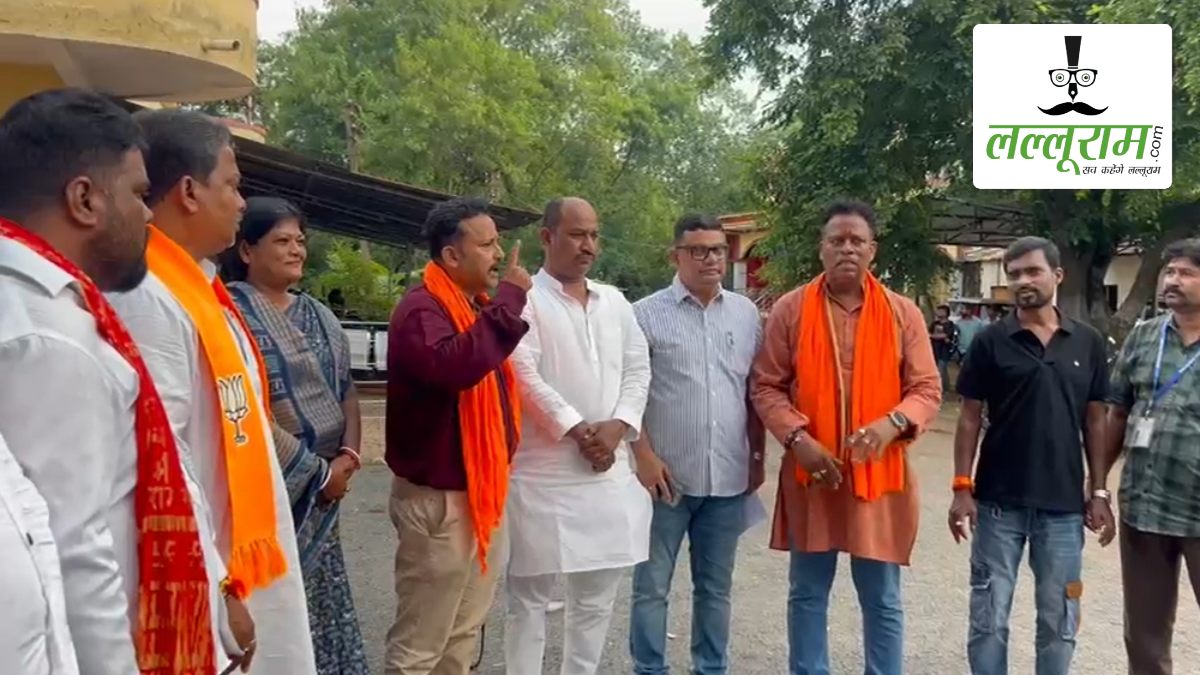 केंद्रीय गृह मंत्री शाह को लेकर महुआ मोइत्रा के विवादित बयान पर बंगाली समाज ने जताया कड़ा विरोध, पुलिस अधीक्षक को ज्ञापन सौंपकर की कड़ी कानूनी कार्रवाई की मांग