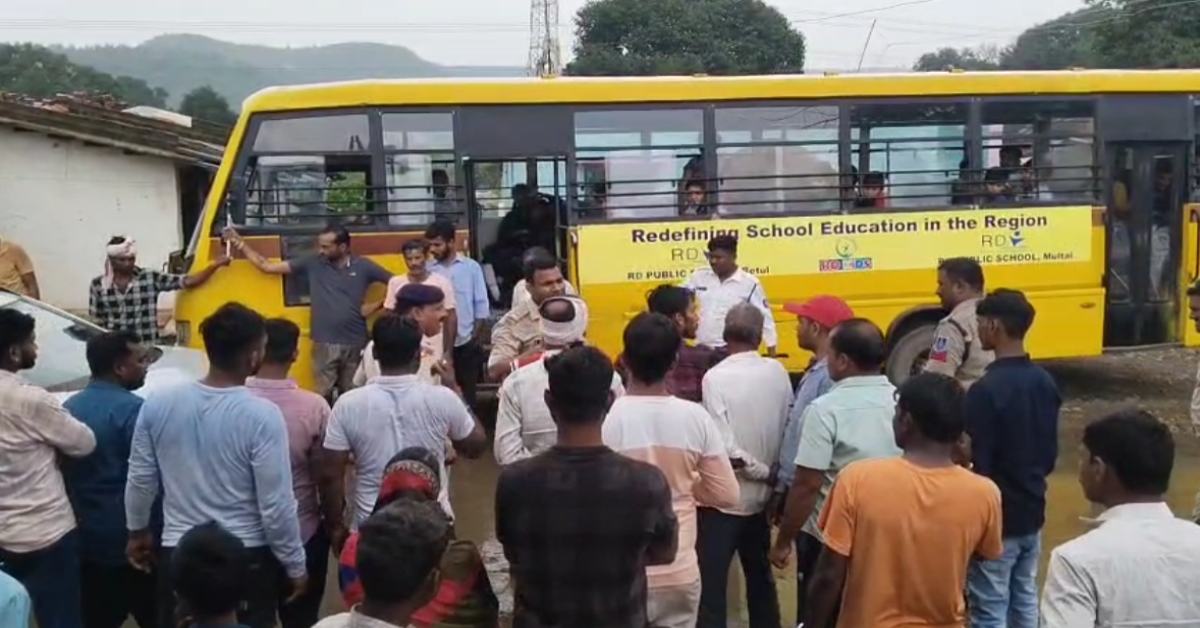 बैतूल में बस ने छात्र को रौंदा: स्कूली बस ने मारी टक्कर, अगले चक्के में फंसा बच्चा, 100 मीटर तक घसीटता रहा और तोड़ दिया दम
