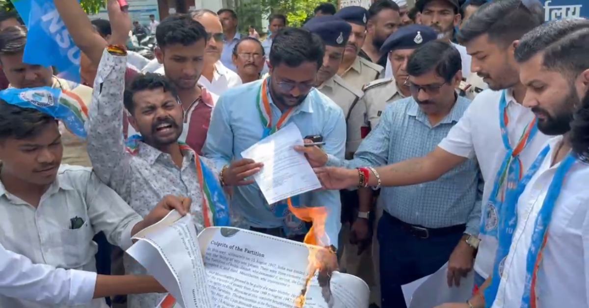 भोपाल में NCERT मॉड्यूल को लेकर प्रदर्शन: NSUI ने DEO कार्यालय के बाहर जलाई प्रतियां, आंदोलन की दी चेतावनी