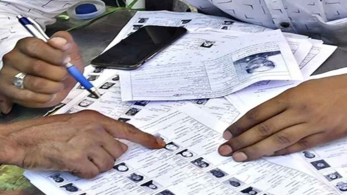 Bihar Voter List: 65 लाख वोटर्स के नाम मतदाता सूची से कटे, जानिए किस जिले में कितने वोटर हुए कम
