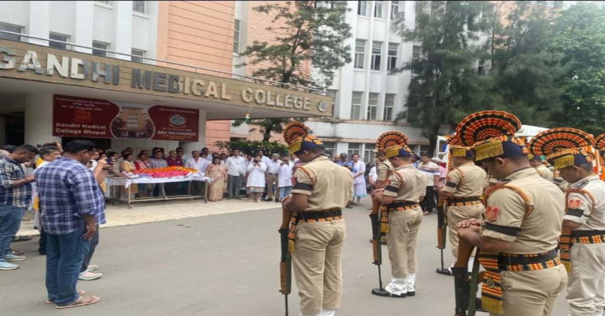 राजधानी में पहली बार राजकीय सम्मान के साथ हुआ देहदान: डिप्टी सीएम ने दी श्रद्धांजलि, डॉ मोहन सरकार ने लिया था फैसला