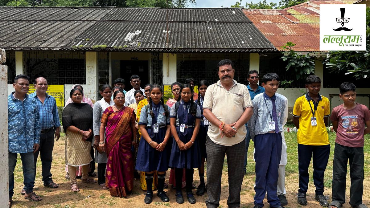 CG News : स्वतंत्रता दिवस के दिन 100 साल पुराना रेलवे स्कूल बंद, बीच सत्र में बच्चों की पढ़ाई और सपनों पर रेलवे का वार