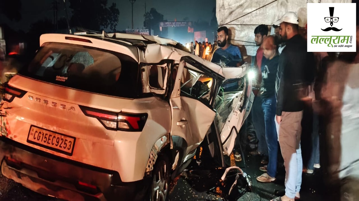 CG Accident News : नेशनल हाईवे पर खड़े ट्रक में जा घुसी अनियंत्रित कार, चालक की मौत, 2 घायल