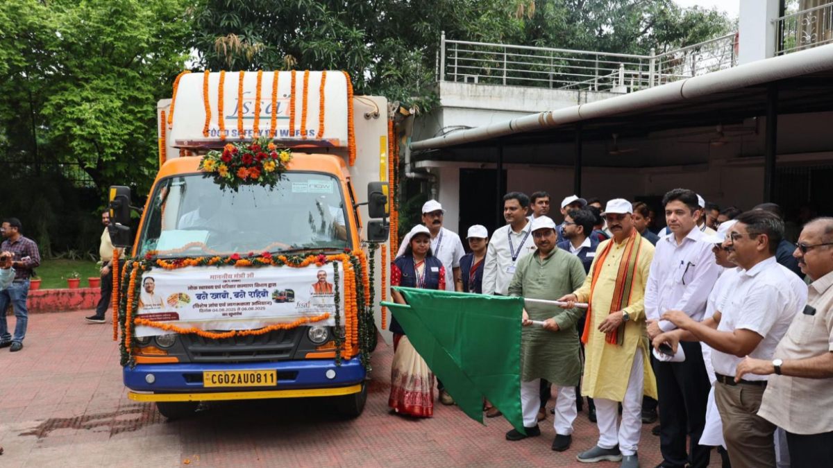 बने खाबो-बने रहिबो अभियान : मंत्री श्याम बिहारी जायसवाल ने चलित खाद्य परीक्षण प्रयोगशाला को दिखाई हरी झंडी, मिलावट के खिलाफ बड़ी पहल