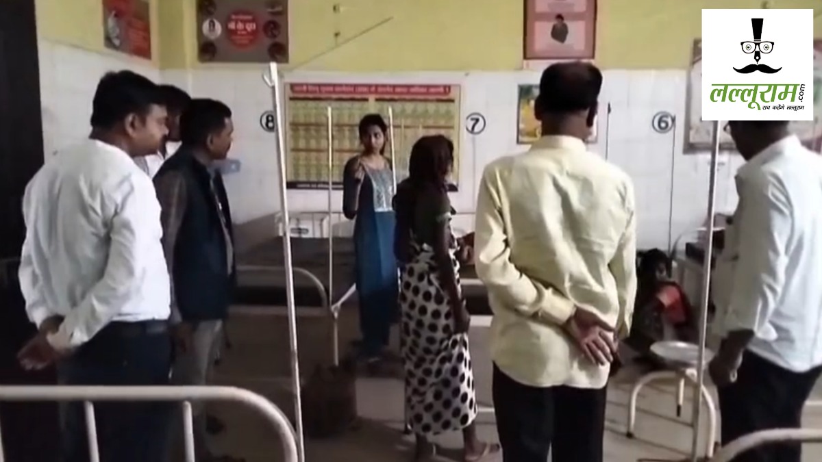 मानवता हुई शर्मसार : दर्द से तड़पती रही गर्भावती महिला, फर्श पर ही दिया बच्चे को जन्म, डिलवरी के बाद खुद की सफाई