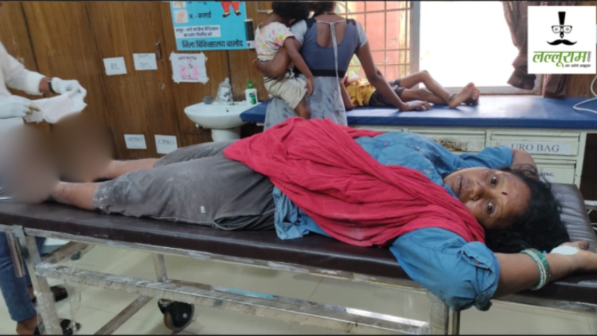 CG News : फ्लाई ऐश ईंट फैक्ट्री में बड़ा हादसा, सफाई के दौरान मशीन में फंसी महिला, पैर की तीन उंगलियां कटी