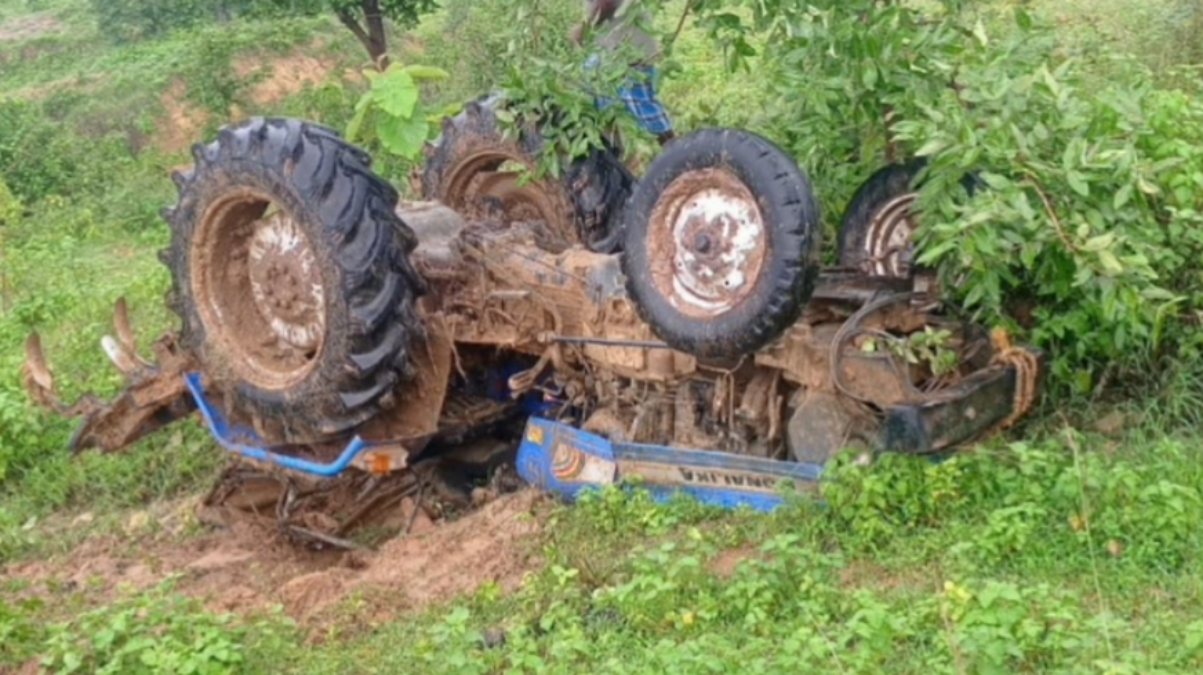 CG News : ट्रैक्टर पलटने से युवक की दबकर मौत, दो दोस्त घायल