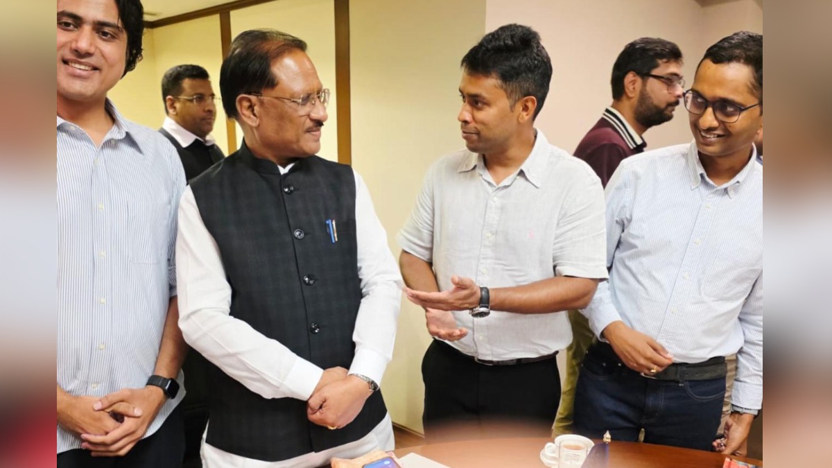 बस्तर के होनहार अविनाश तिवारी से टोक्यो में मिले CM साय : छत्तीसगढ़ में उद्योग स्थापना को लेकर हुई सकारात्मक चर्चा
