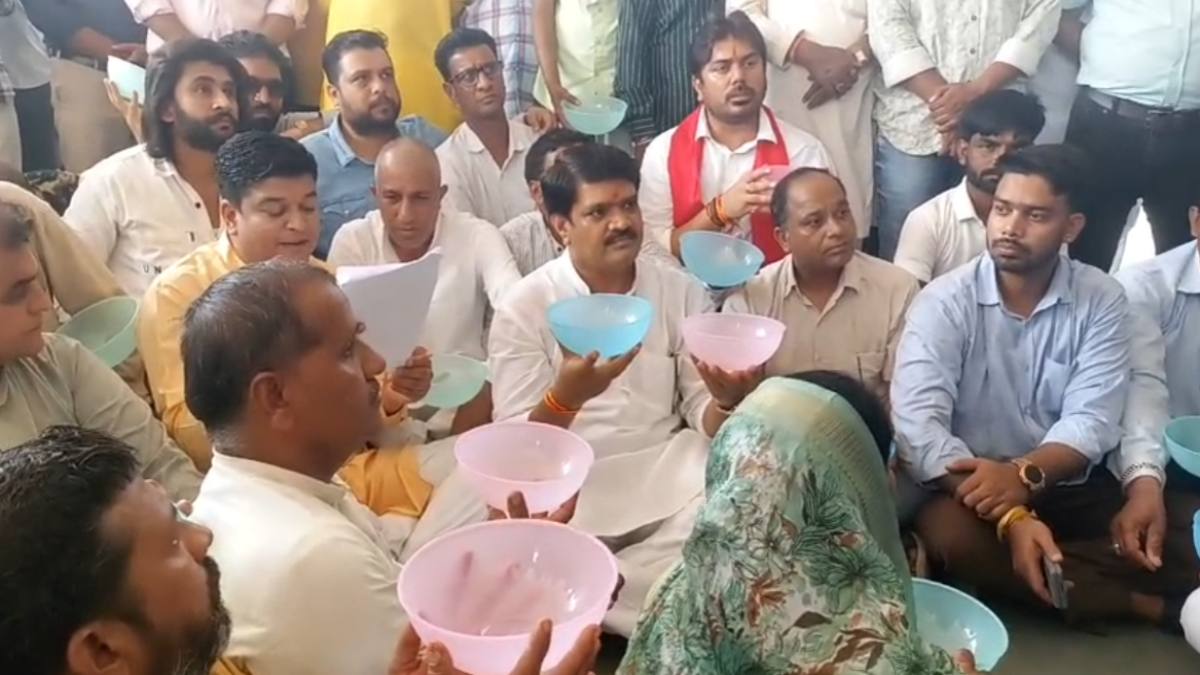 कांग्रेस का अनोखा प्रदर्शन: हाथों में कटोरा लेकर खाद और बीमा राशि की मांगी भीख, डिप्टी कलेक्टर को सौंपा ज्ञापन  