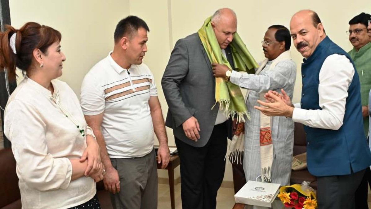 उज्बेकिस्तान अपनाएगा छत्तीसगढ़ मॉडल : उज्बेकिस्तान के वैज्ञानिकों ने कृषि मंत्री रामविचार नेताम से की मुलाकात, स्टूडेंट्स एक्सचेंज और सैंडविच प्रोग्राम में बनी सहमति