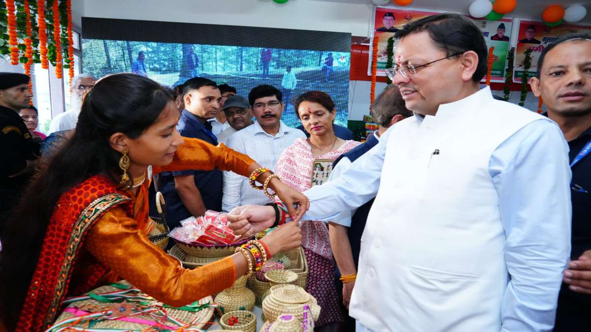 CM धामी ने मुख्यमंत्री सशक्त बहना उत्सव योजना का किया शुभारंभ, महिलाओं ने बांधी राखी