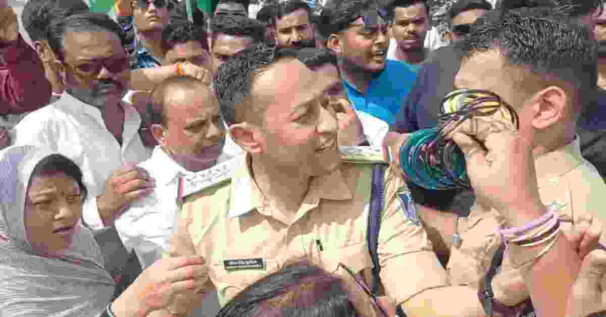स्मार्ट मीटर को लेकर बिजली ऑफिस का घेराव: कांग्रेसियों ने गेट पर जड़ा ताला, महिलाओं ने चूड़ी भेंट की तो पुलिस वाहन में बैठकर भागे अधिकारी
