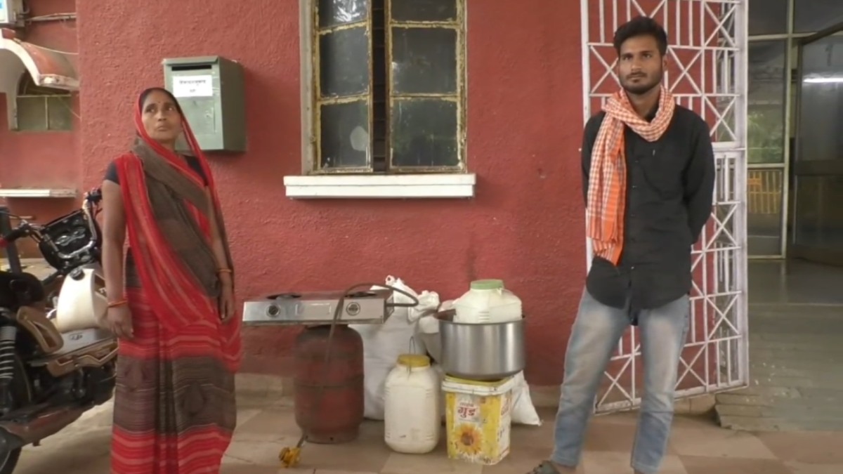 PM आवास निर्माण में दबंगों ने डाला अड़ंगा: पीड़ित महिला घर का सामान लेकर पहुंची कलेक्टर कार्यालय, कहा- खुले आसमान में रहने को मजबूर  