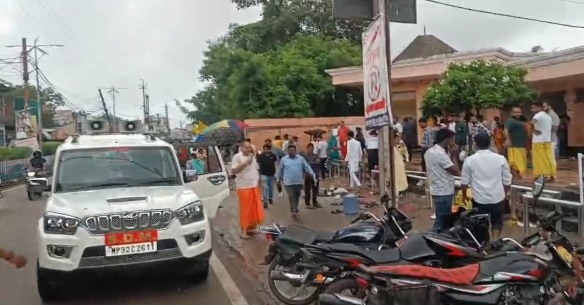 SDM का अनोखा अंदाज: लुंगी पहन हाथ में माइक लेकर अतिक्रमण हटाने पहुंचे, वीडियो वायरल