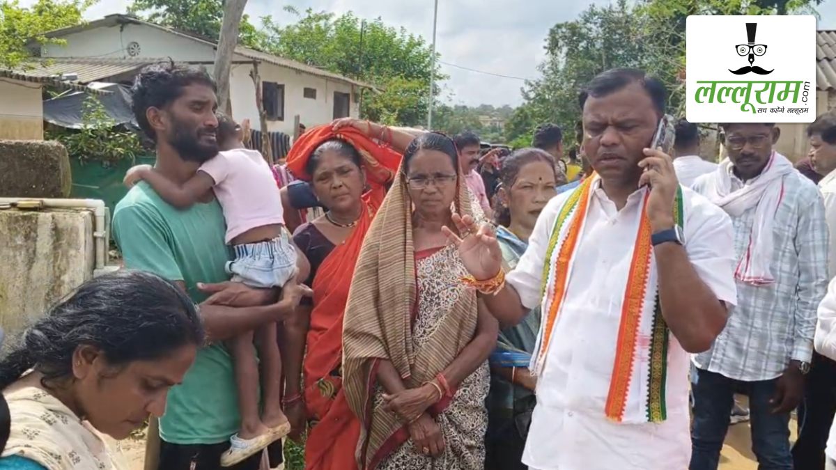 बस्तर में बाढ़ पीड़ितों से PCC चीफ बैज ने की मुलाक़ात: ग्रामीणों की सुनीं समस्याएं, CMHO को फोन पर लगाई फटकार, बोले– “मुख्यालय से लगे गांवों में ही सुविधाएं नहीं, तो अंदरूनी इलाकों का क्या होगा हाल?”