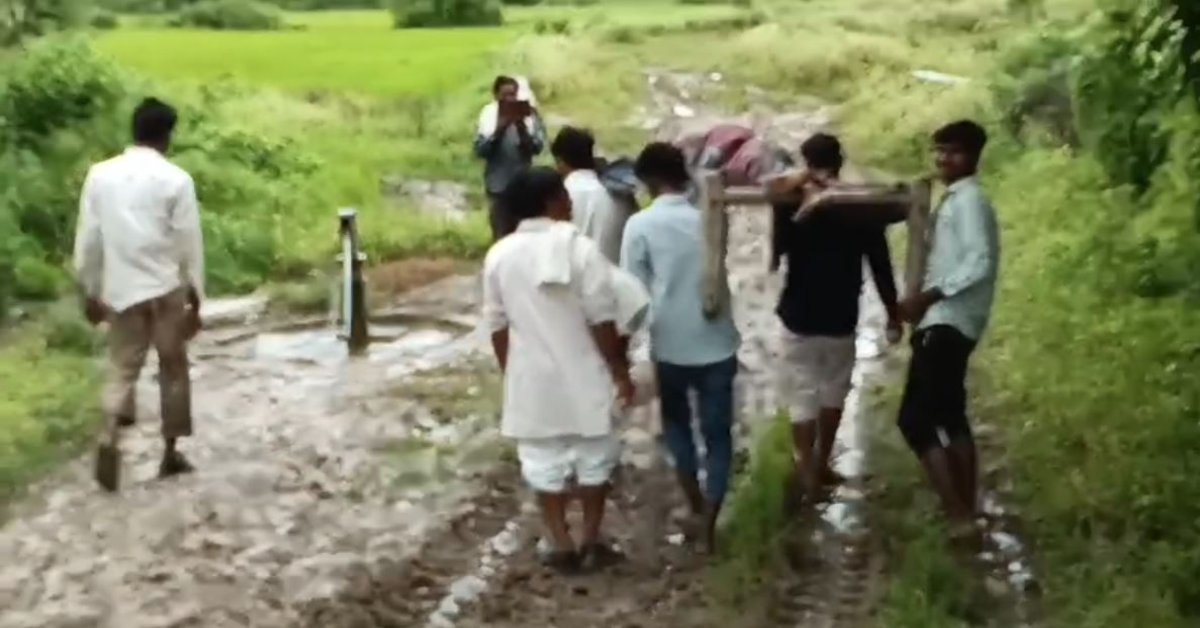 दमोह मे खाट पर सिस्टम: मरीज को चारपाई पर ले जाना पड़ा, कीचड़ भरे रास्ते से गुजरने को मजबूर ग्रामीण