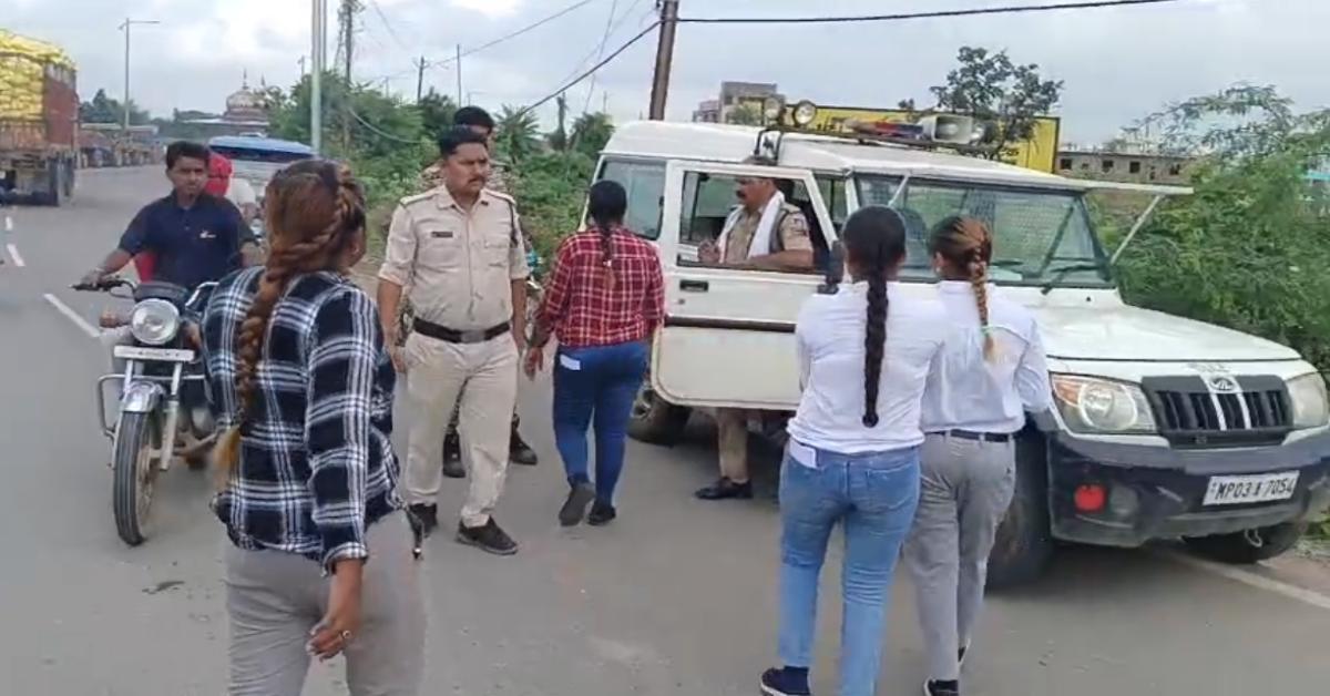 हाईवे पर ये कैसा धंधा ? 4 लड़कियां कर रही थी ऐसा काम, पुलिस भी रह गई हैरान