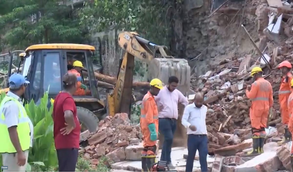 Delhi Building Collapse Video: दिल्ली में तीन मंजिला इमारत ढही, 3 लोगों की मौत, कई के दबे होने की आशंका, रेस्क्यू ऑपरेशन जारी