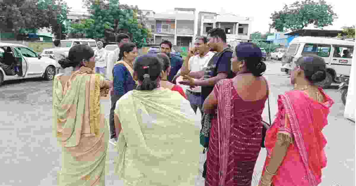 सरपंच और उसकी दो पत्नियों की दबंगई! महिलाकर्मी के साथ की मारपीट, गंदी-गंदी गालियां भी दी, थाने पहुंचा मामला