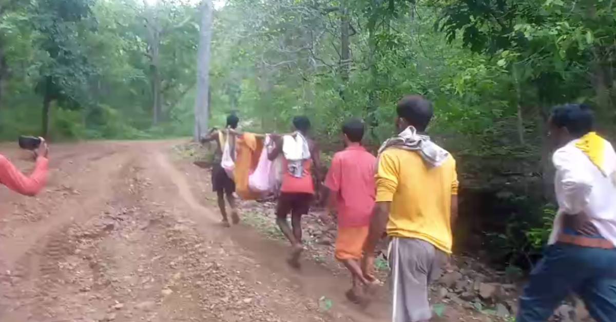 सर्पदंश से महिला की मौत: 7 किलोमीटर पैदल चल सड़क तक पहुंचे ग्रामीण, बीजेपी सांसद फग्गन कुलस्ते के गोद लिए गांव में नहीं है रोड
