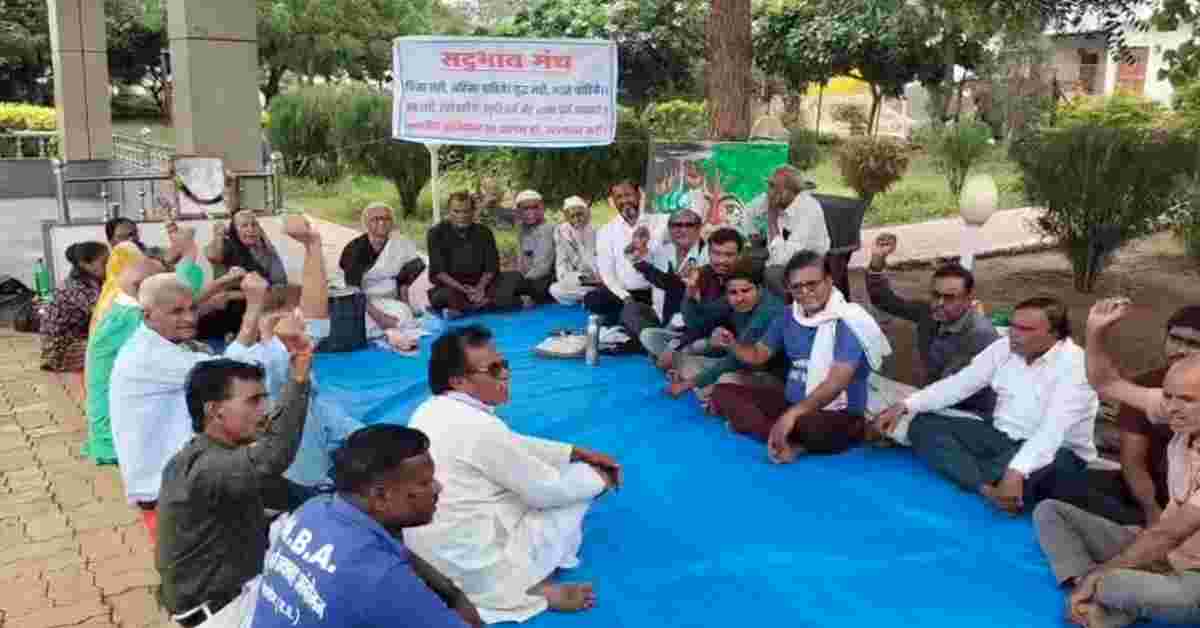 MP के बड़वानी में गाजा को लेकर उपवास: मेधा पाटकर के नेतृत्व में 30 से ज्यादा लोग धरने पर बैठे, इजरायली बमबारी का विरोध, केंद्र सरकार से की ये अपील