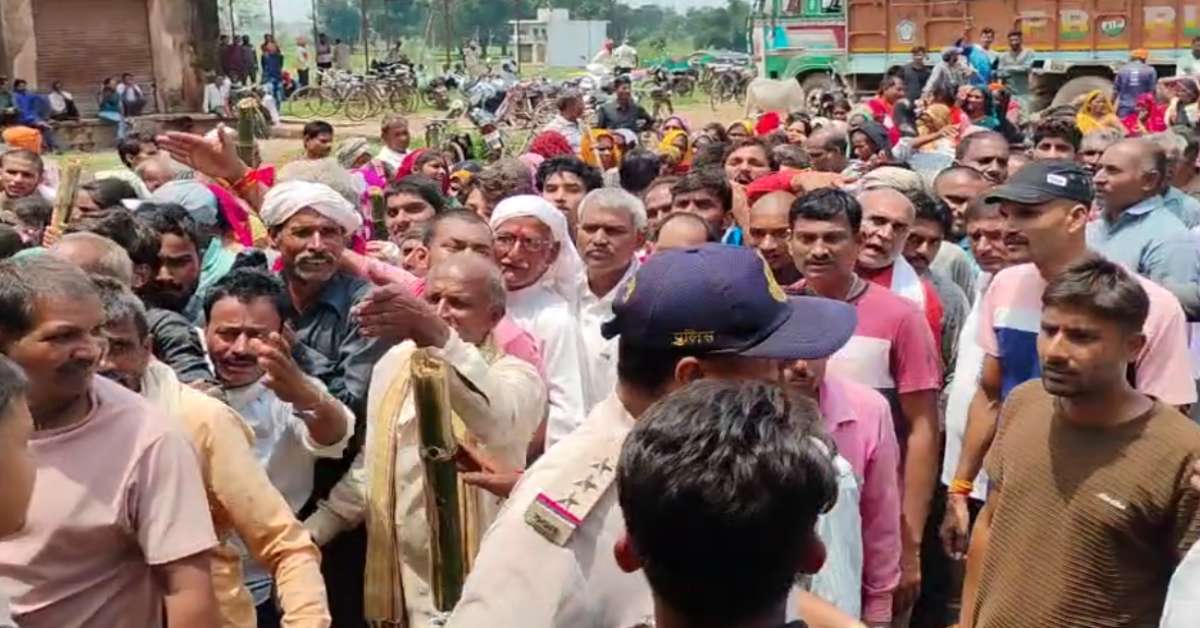 मऊगंज में खाद का संकट: कालाबाजारी चरम पर, किसानों ने किया हंगामा, वितरण केंद्र पर हुई झूमाझटकी, पुलिस ने संभाला मोर्चा