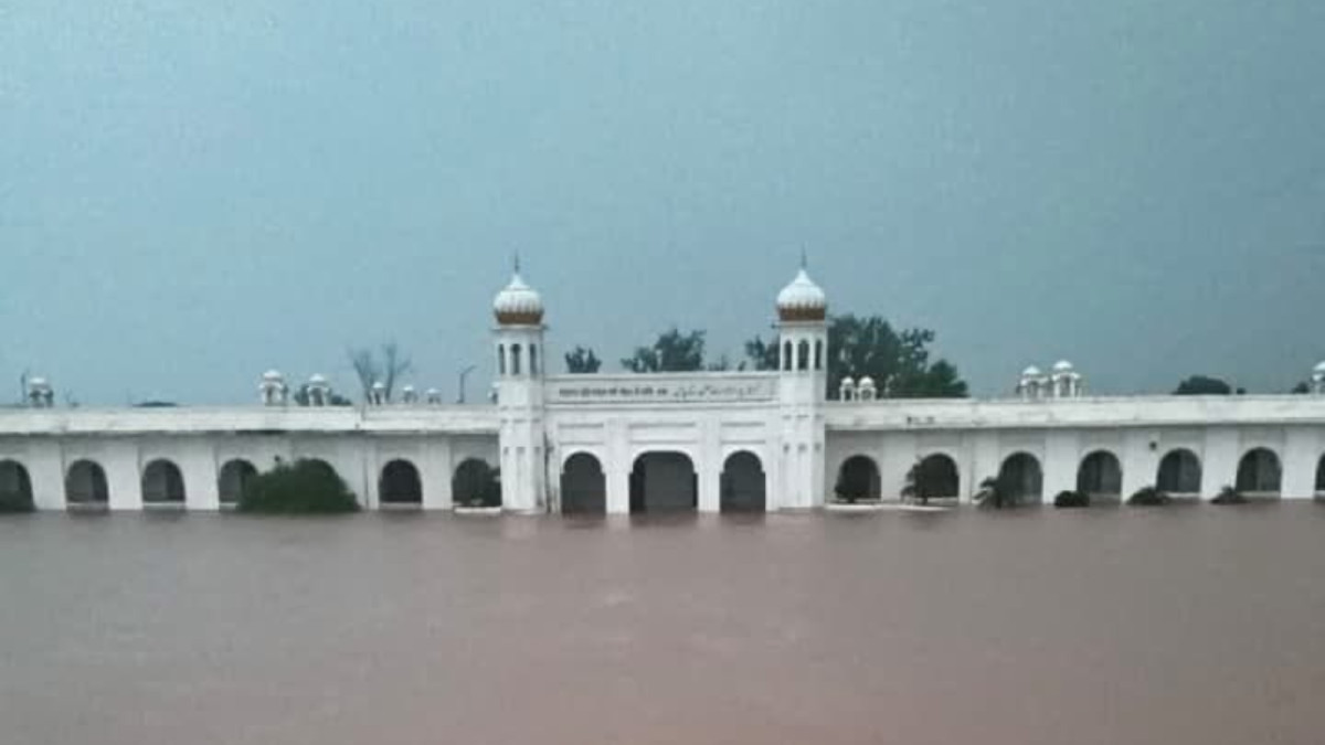 श्री करतारपुर साहिब में बाढ़ का कहर, ग्रंथियों को नाव से बचाया