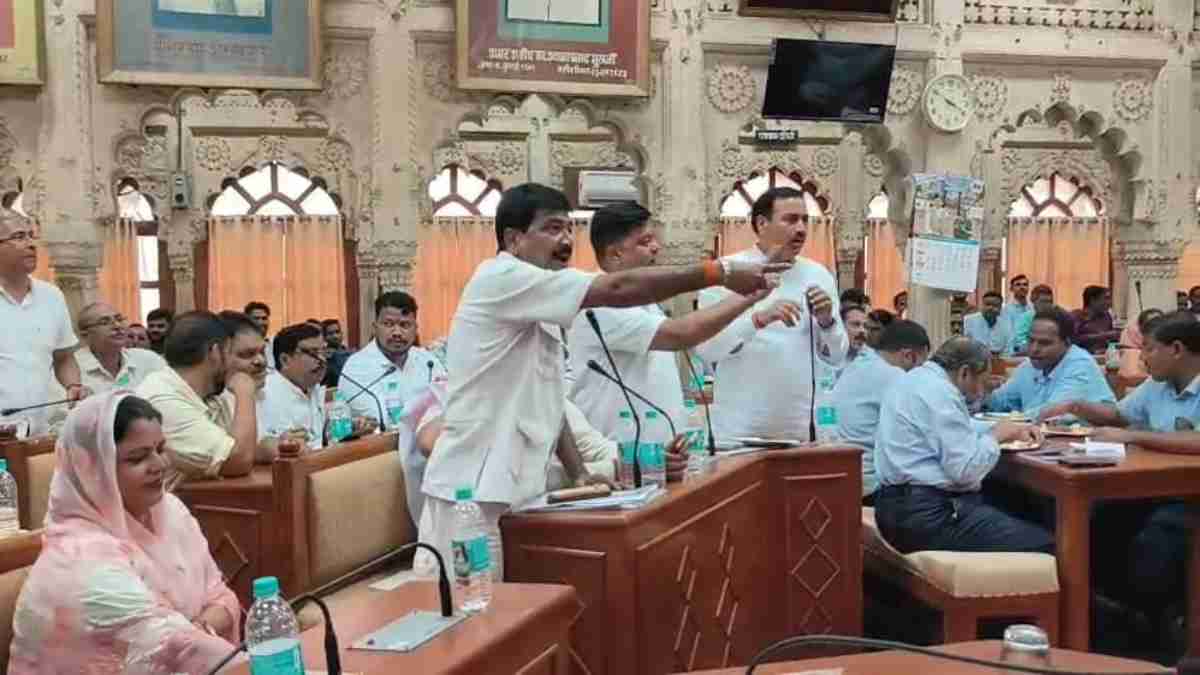 ग्वालियर नगर निगम में हंगामा: सड़क-सीवर की बदहाली के बीच नेताओं के DNA पर सवाल, बीजेपी-कांग्रेस में तीखी बहस 