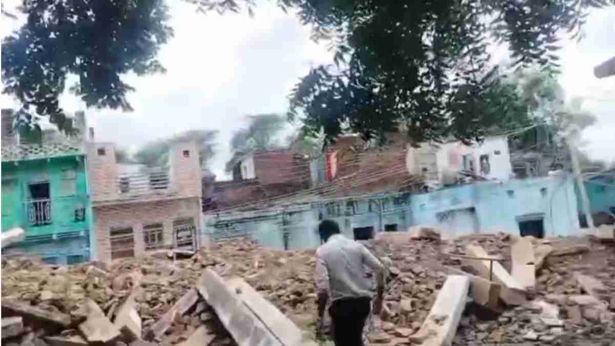 भरभराकर गिरी स्कूल की छत: प्रार्थना करने की वजह से बाल-बाल बची बच्चों की जान, टला बड़ा हादसा 