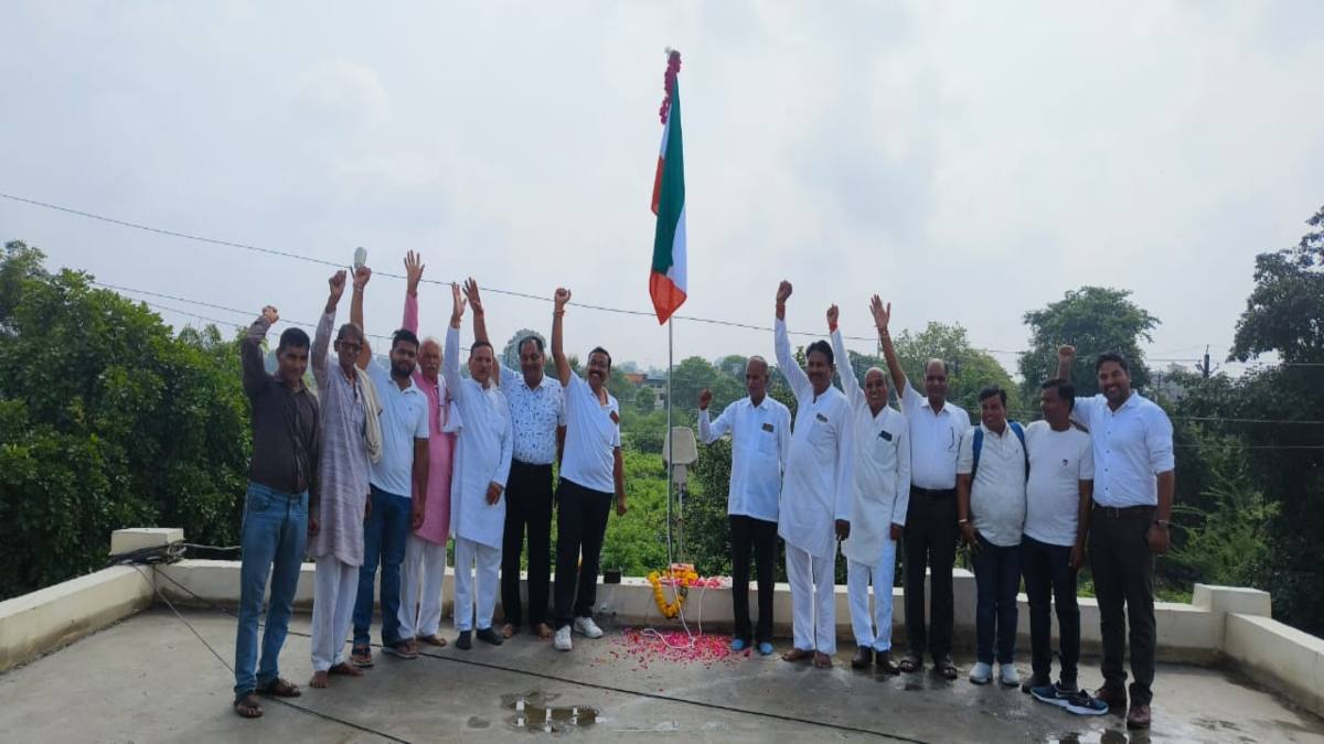 ग्वालियर में तिरंगे का अपमान: स्वतंत्रता दिवस समारोह में उल्टा फहराया राष्ट्रीय ध्वज, दो अधिकारी निलंबित