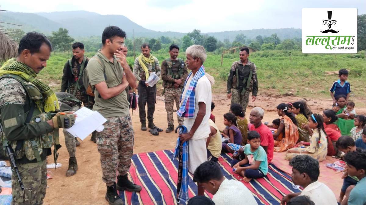 दुर्गम पहाड़ी रास्तों को पर 12KM पैदल चलकर नक्सल प्रभावित गांव पहुंचे SP: ग्रामीणों के साथ किया भोजन, बच्चों और महिलाओं को जरूरी सामान किया वितरित