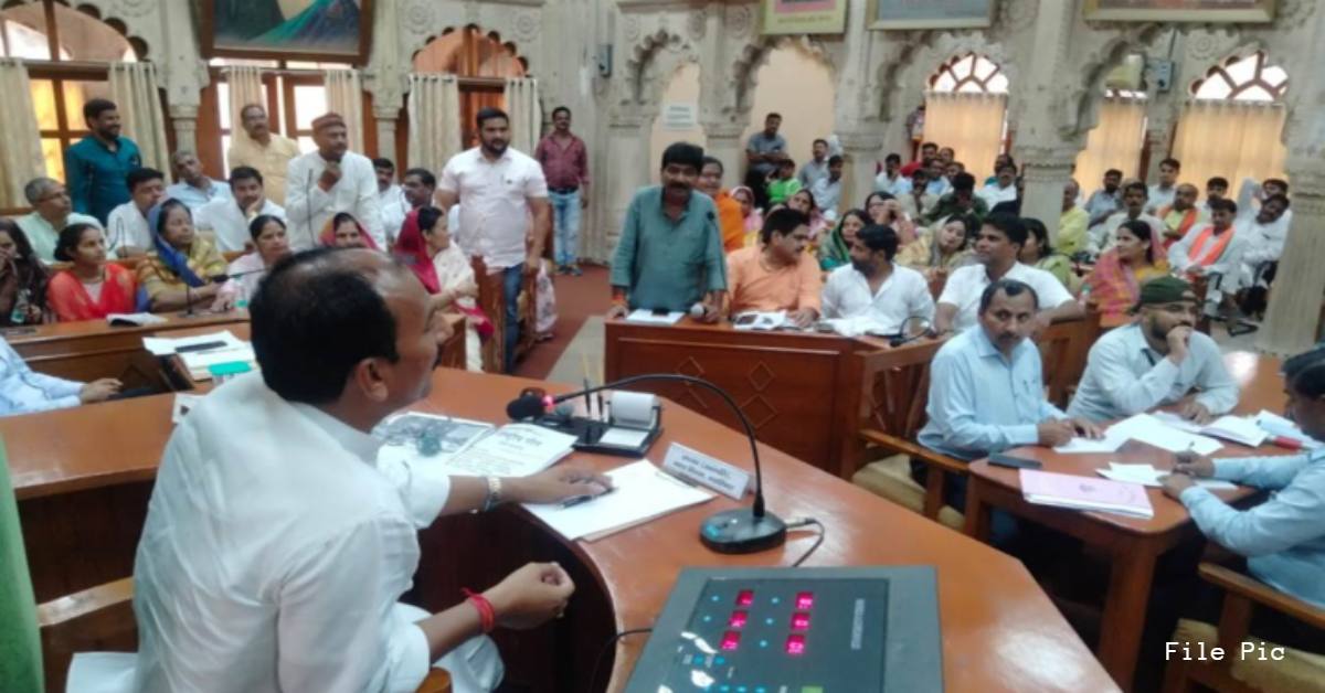 ग्वालियर निगम परिषद की बैठक में हंगामा: बीजेपी पार्षदों ने अधिकारियों पर लगाया मनमानी-रिश्वतखोरी का आरोप, सत्ताधारी कांग्रेस ने की अफसरों का नाम सार्वजनिक करने की मांग